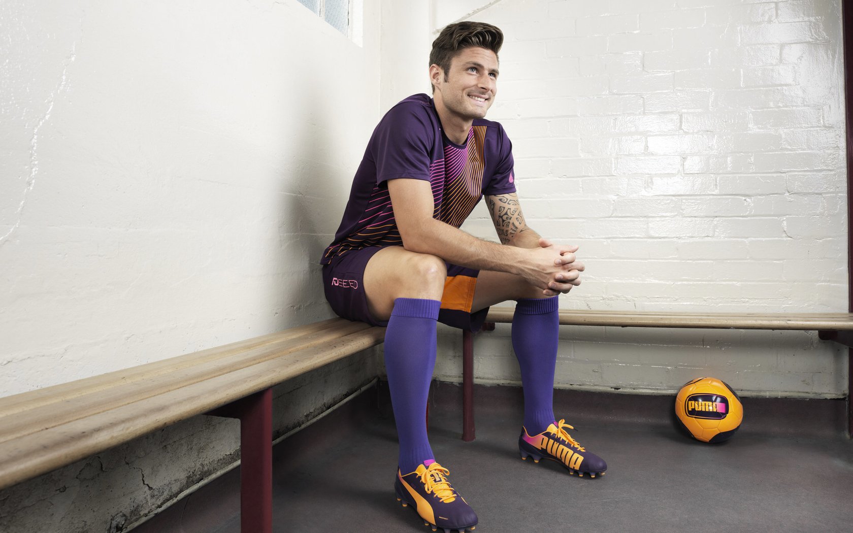 国际帆船赛激战正酣 顶尖选手逐浪争锋