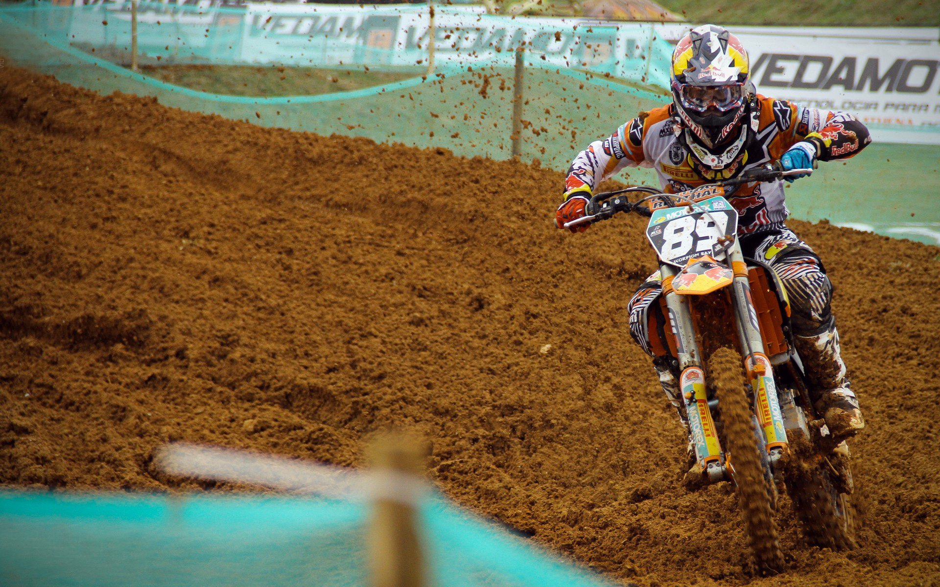 意甲争冠白热化，国际米兰绝杀登顶，AC米兰紧追不舍